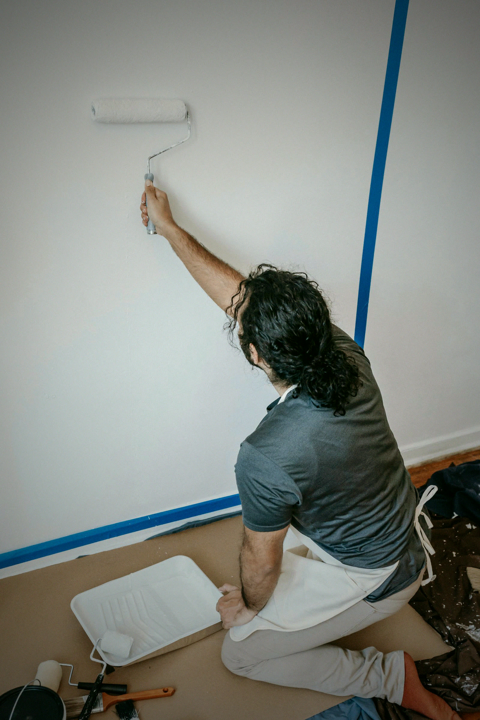 Painter cutting in a wall