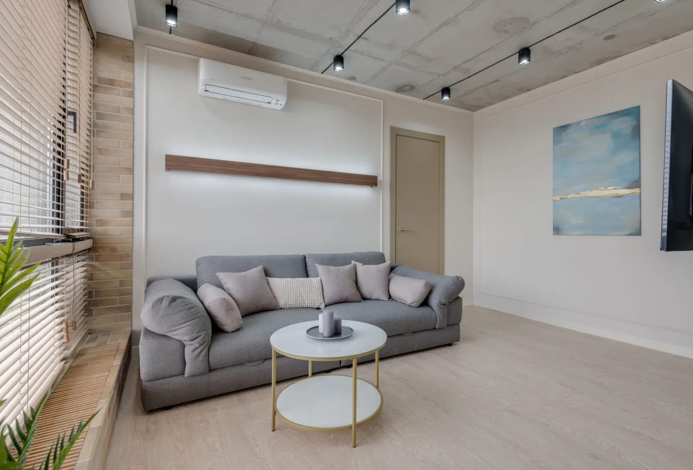 A calm, freshly cleaned modern room in a metro Atlanta home